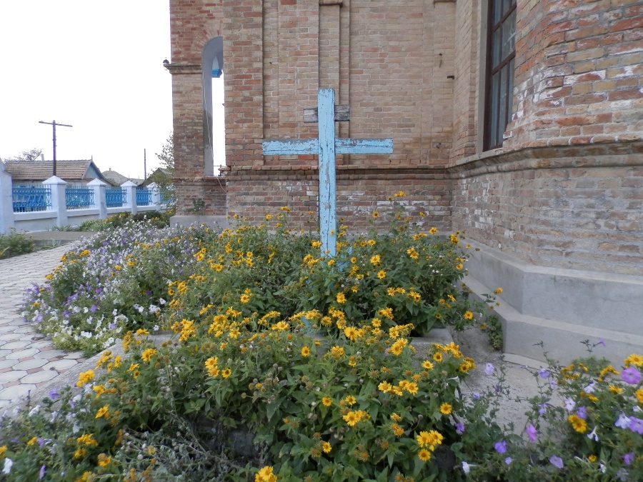 Памятный крест на могиле о. Иоанна Кравцова