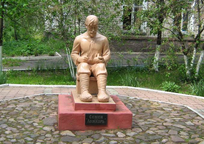 Памятник «Семёну Ложкарю» на территории предприятия «Хохломская роспись