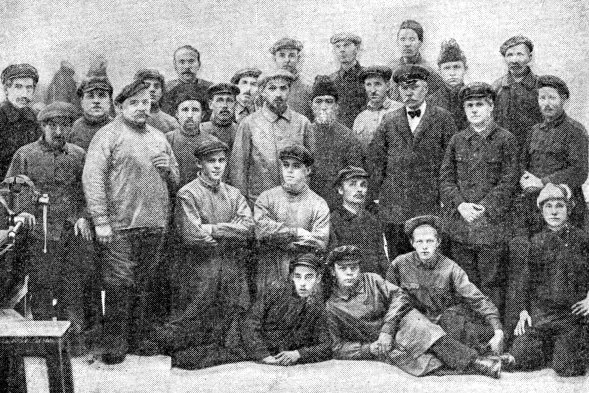 В. Г. Федоров (третий справа во втором ряду) с рабочими и мастерами опытной мастерской, 1924 г.