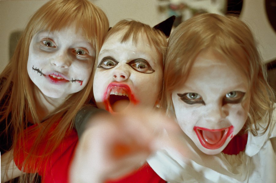 Празднуя Хэллоуин, взрослые и дети изображают убийц и маньяков, играют в монстров и вампиров