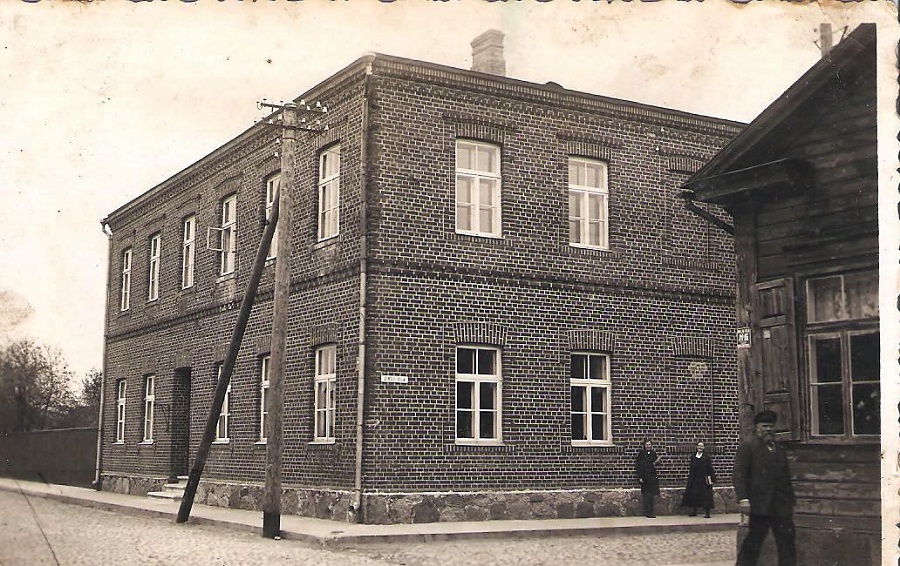 Первое собственное здание старообрядческого училища из красного кирпича на углу нынешних улиц Виестура и А. Пормаля