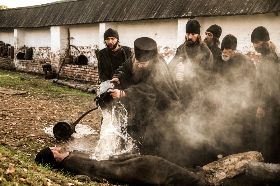 Игумен с насельниками монастыря пытаются «потушить» монаха. Кадр из фильма
