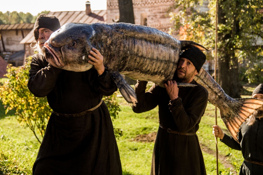 Рыба-капля, пойманная в России. Такое возможно только в фильме. Кадр из «Монаха и беса»