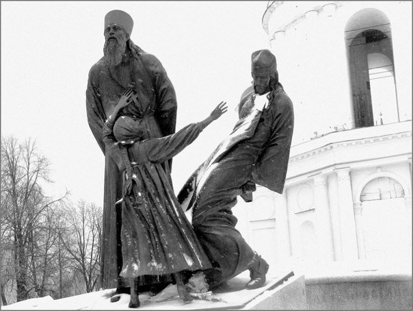 Памятник священникам и мирянам, пострадавшим за веру, в городе Шуя Ивановской области. Скульптурная композиция представляет собой двух священнослужителей и девочку, расстрелянных в 1922 году