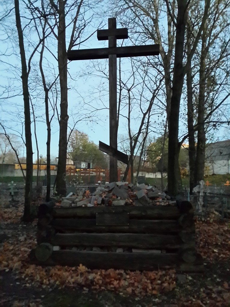 Памятный Крест на месте алтаря Успенской Церкви