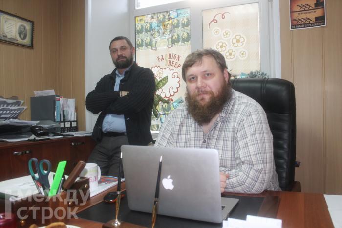 В офисе компании одного из членов общины. На фото: иерей Михаил Лоскутов и Илья Ермаков