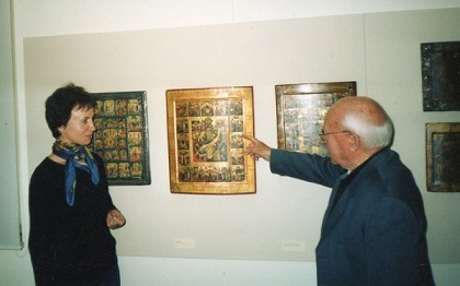 Маргарита Афанасьева-Шульц и Фриц Глёкле у экспозиции икон в музее