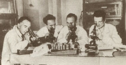 В Институте экспериментальной биологии, 1930-е годы. Слева направо: В.В. Сахаров, Г.Г. Тиняков, Н.П. Дубинин, Н.Н. Соколов
