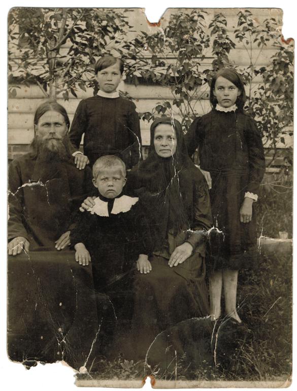 Отец Григорий с матушкой и племянниками. 1919 год