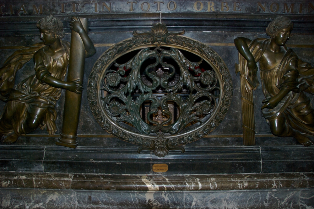Ковчег с мощами св. Антония Великого в аббатстве Сент-Антуан-л’Аббеи, Франция