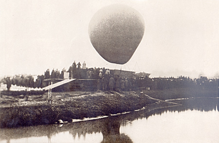  Воздушный шар «Русский», на котором Д.И. Менделеев совершил полет для наблюдения солнечного затмения