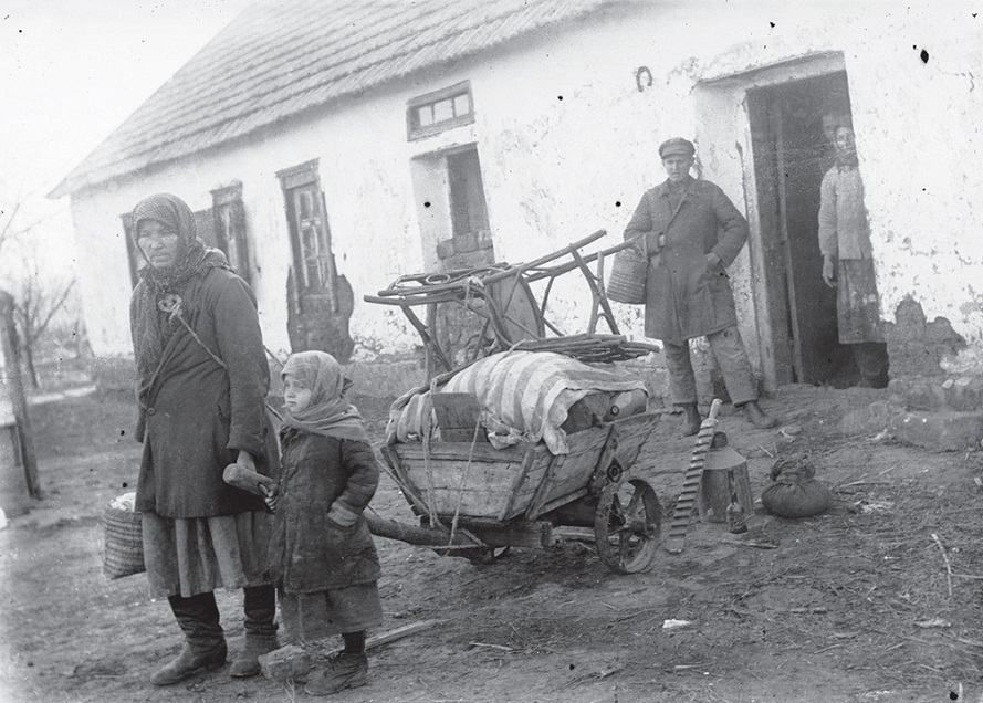 Раскулаченная семья возле своего дома, с. Удачное, Донецкая область, 1930-ые годы