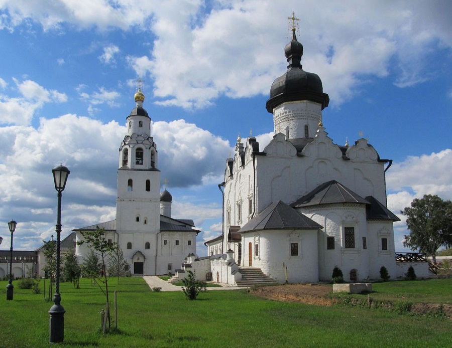 Успенский храм Свияжской обители (справа)