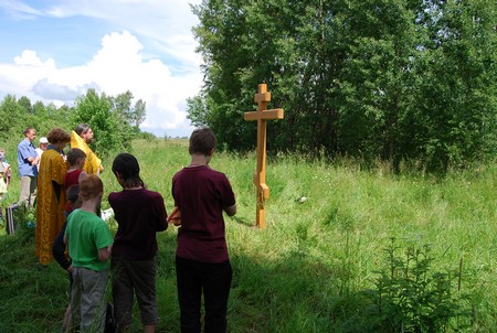 Поклонный крест на месте Сергиевского храма в деревне Дмитрово Зубцовского района Тверской области