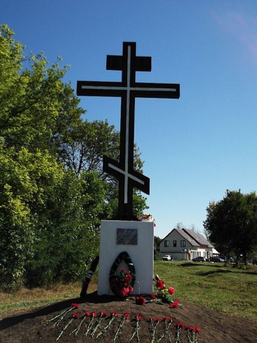Поклонный крест с памятной табличкой