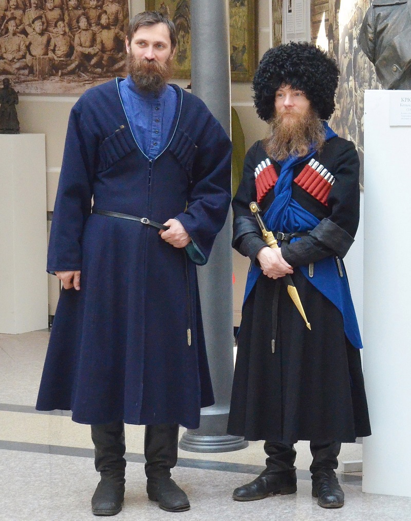 Слева на фото прихожанин Рогожской старообрядческой общины, член Рогожской казачьей станицы Даниил Добыш 