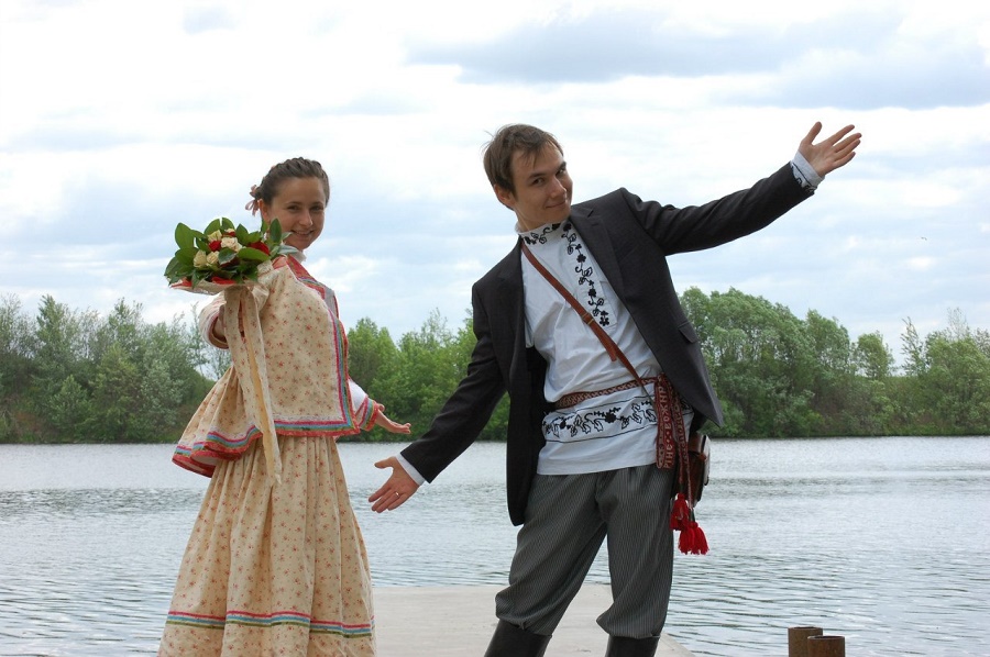 Ателье народной одежды Варвары Зениной также шьет свадебные наряды