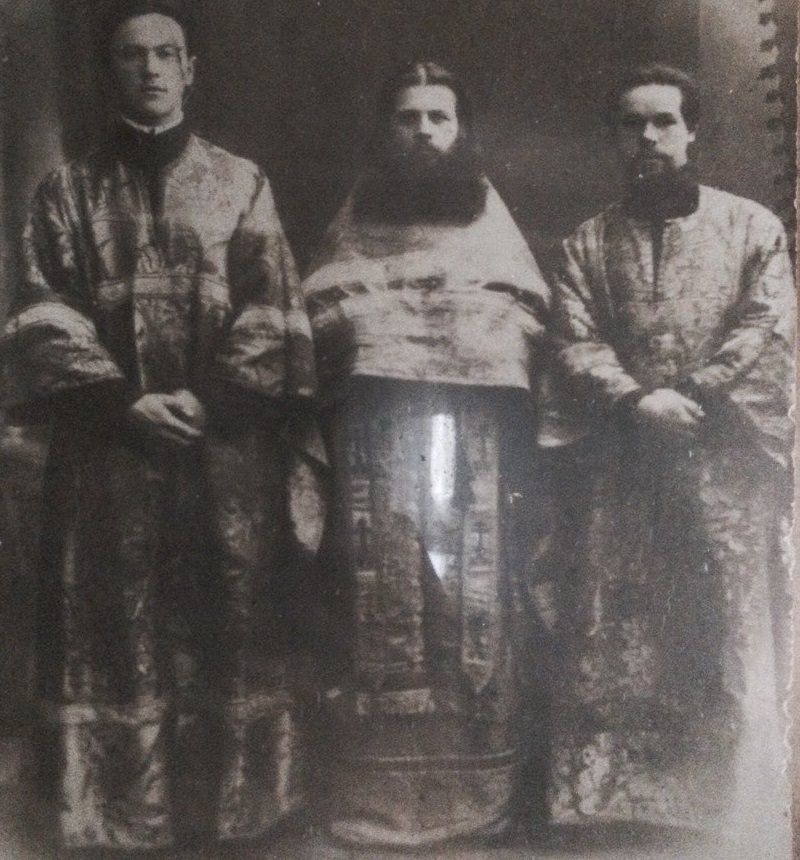 Первый слева — стихарный Павел Дмитриевич Пресняков, отец иерея Вениамина Преснякова