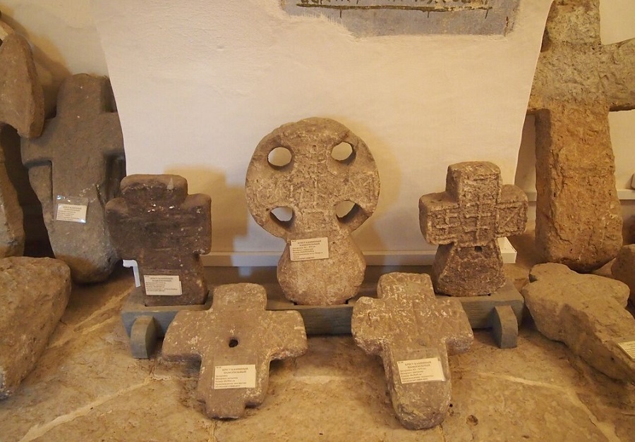 Каменные надгробные кресты, XVI в