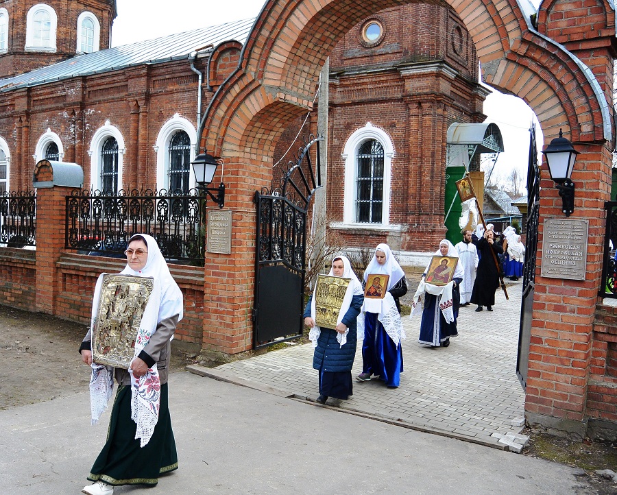 Крестный ход выходит из ворот Покровского храма