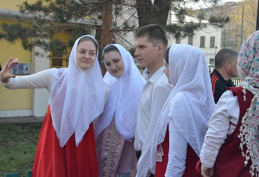 На праздник Жен-Мироносиц приезжает много молодежи