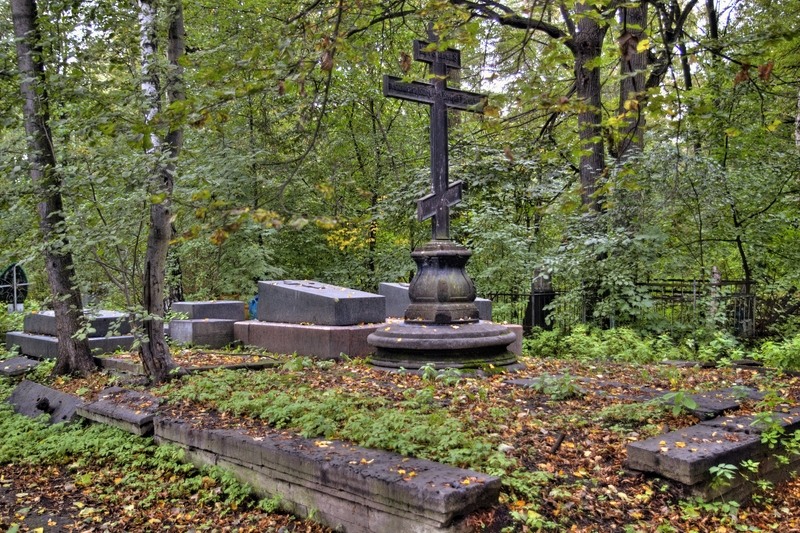 Могила В.А. Кокорева сохранилась на Малоохтинском кладбище до наших дней