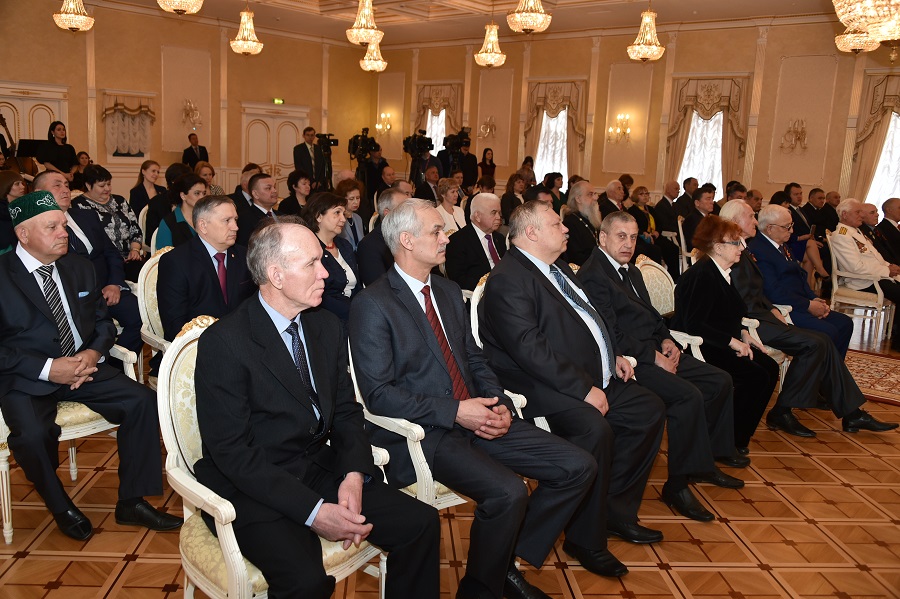В Казанском Кремле Рустам Минниханов вручил государственные награды России и Татарстана