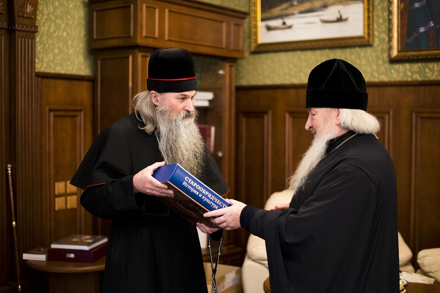 Епископ Евфимий подарил книгу об истории старообрядческой Церкви
