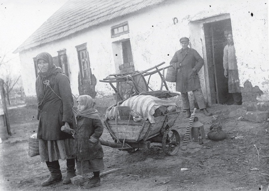 Раскулаченная семья возле своего дома, с. Удачное, Донецкая область, 1930 годы