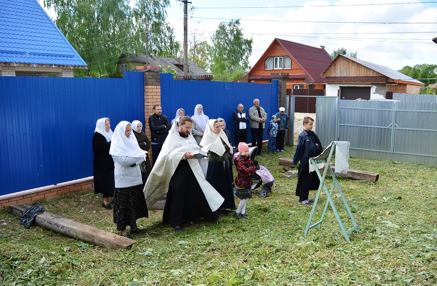 Ржевские старообрядцы совершают богослужение у Троицкой колокольни