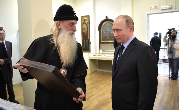 Митрополит Корнилий подарил президенту РФ икону в честь дня Святой Троицы