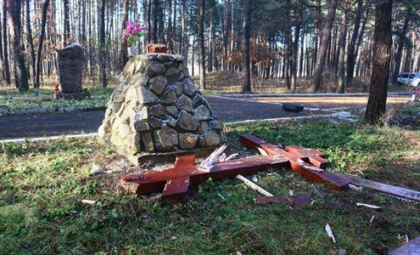 В Курске вандалы срубили поклонный крест репрессированным