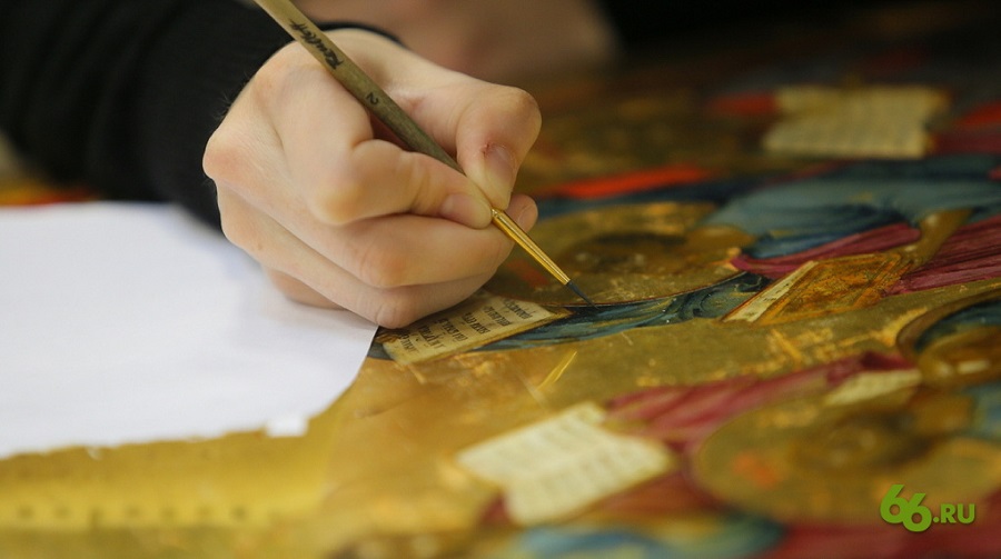 О кропотливом труде иконописцев можно судить по обилию мелких деталей, которые обновляют реставраторы