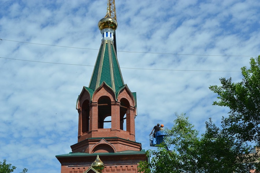 Установка крестов на колокольню строящегося храма Знамения Пресвятой Богородицы