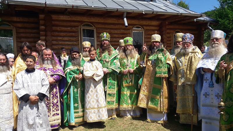 Белокриницкий митрополит Леонтий с духовенством