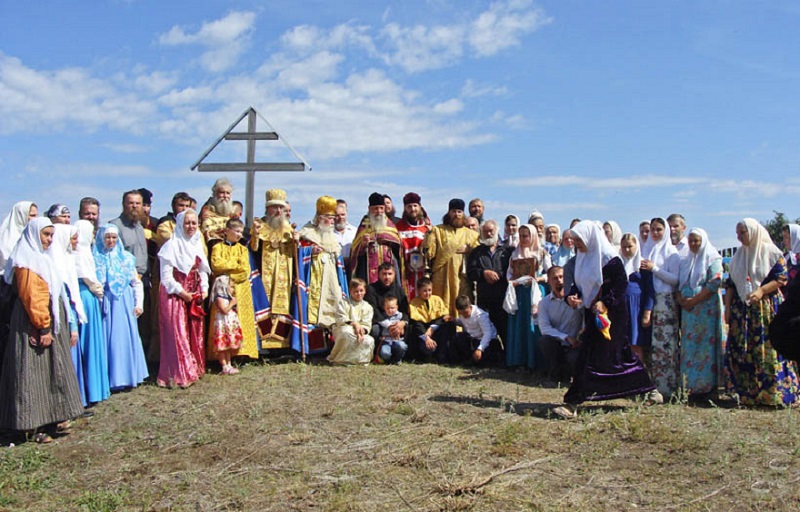 Паломники после моления у поклонного Креста в Енисейске