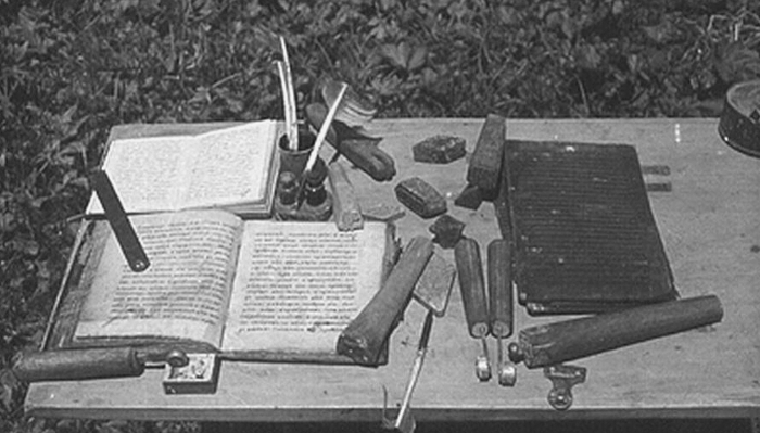 Инструментарий каллиграфа и переплетчика в одном из сибирских скрипториев старообрядцев-часовенных. Фото рубежа 1960–1970 гг.
