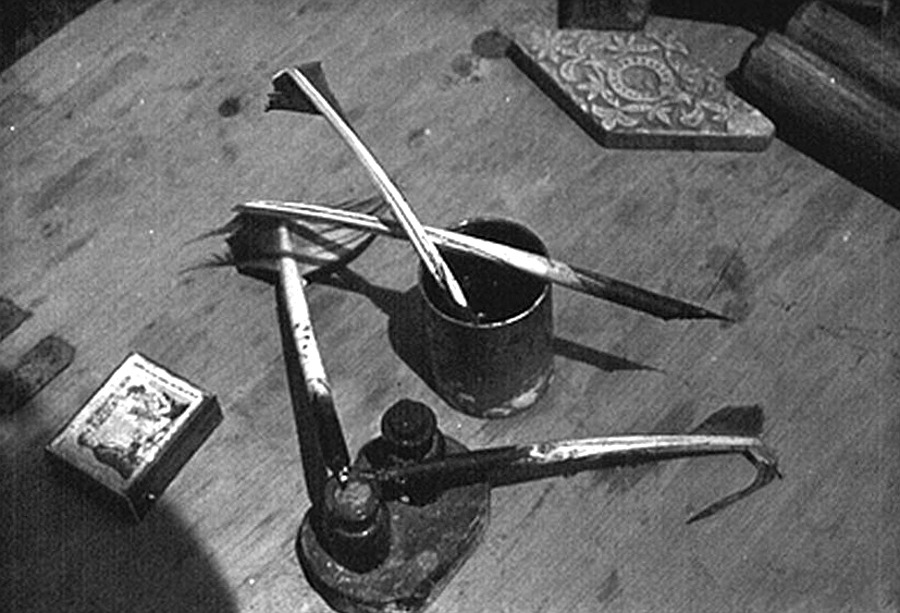 Гусиные перья для письма в одном из сибирских скрипториев старообрядцев-часовенных. Фото рубежа 1960–1970 гг.