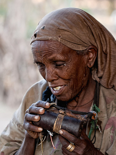 Женщина со свитком-амулетом. Аксум, Эфиопия. Фото 2009 г.
