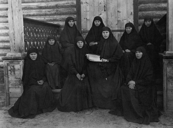 Группа монахинь на паперти. Россия. Фото 1904 г. И снова в центре книга...