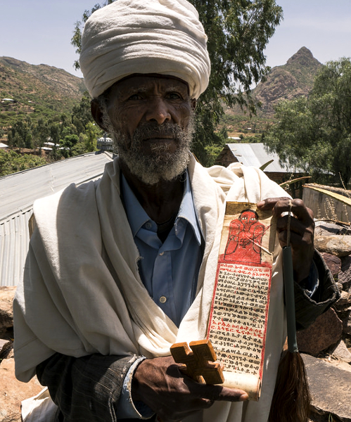 Начетчик-дабтара с сакральным свитком. Эфиопия. Фото 2000-х гг.