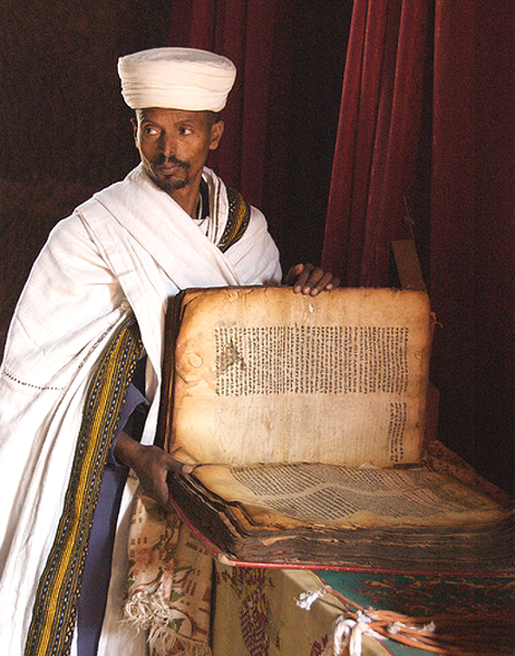 Священник и манускрипт. Лалибэла, Эфиопия. Фото 2000-х гг.