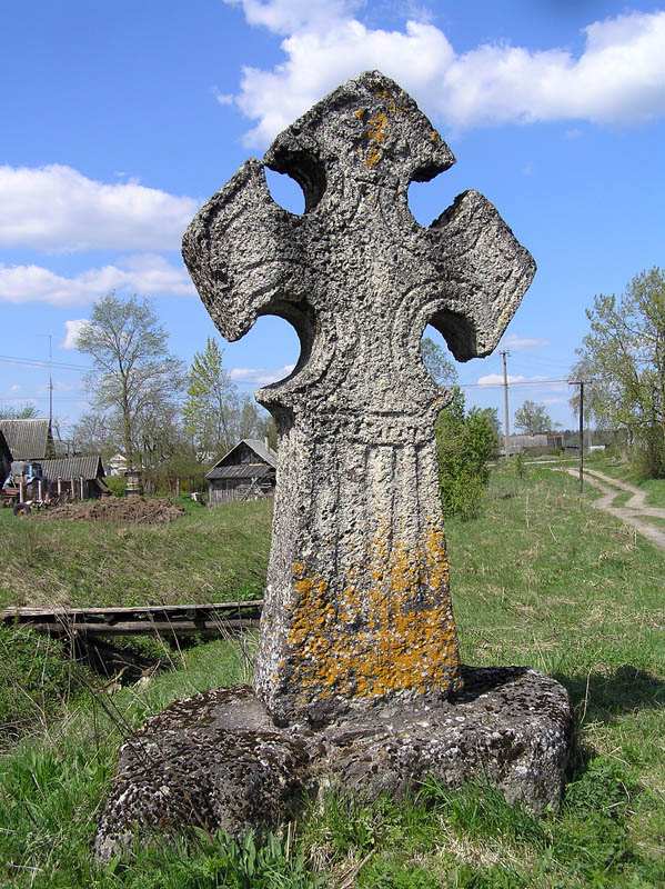 Придорожный поклонный крест в Ленинградской области, д. Старые Смолеговицы