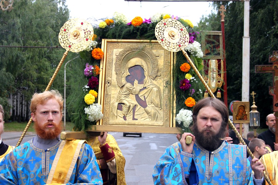 Крестный ход в честь явления иконы Богородицы Феодоровской проходит в Костроме ежегодно