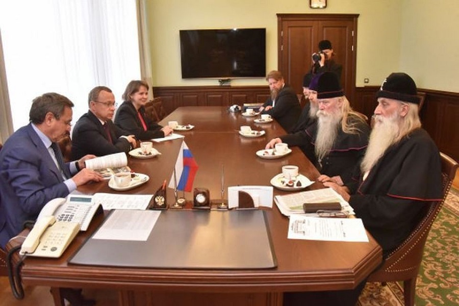 Губернатор Новосибирской области провел рабочую встречу с митрополитом Корнилием