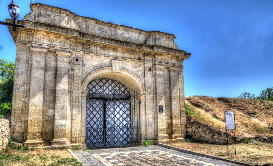 Очаковские ворота — одно из первых сооружений Херсона, часть оборонительного комплекса Херсонской крепости