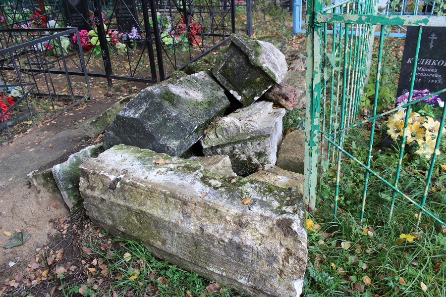 Разрушенные каменные надгробия