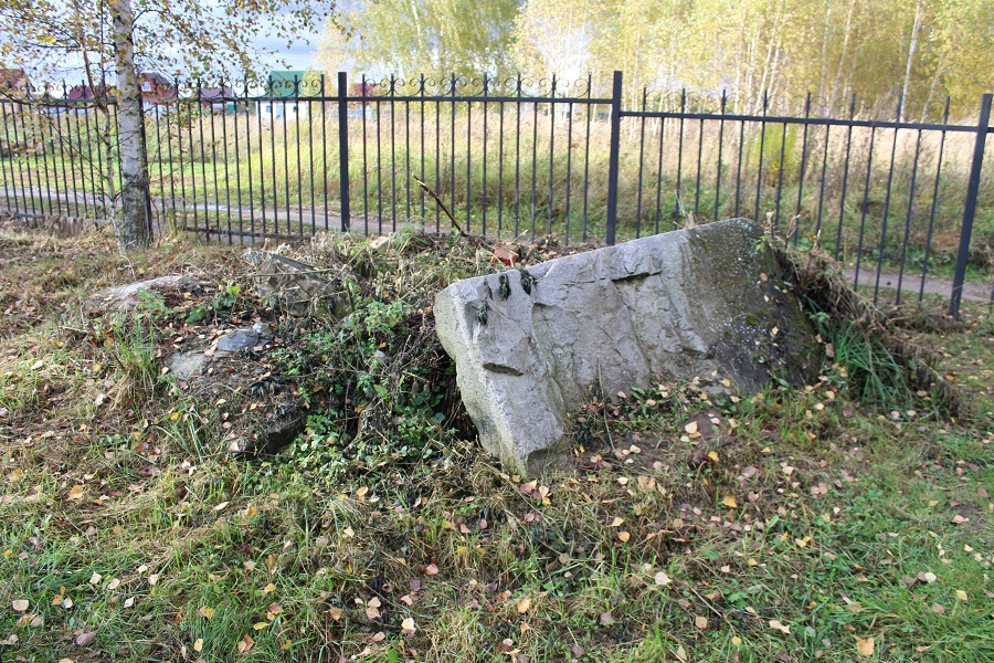 Разрушенные каменные надгробия
