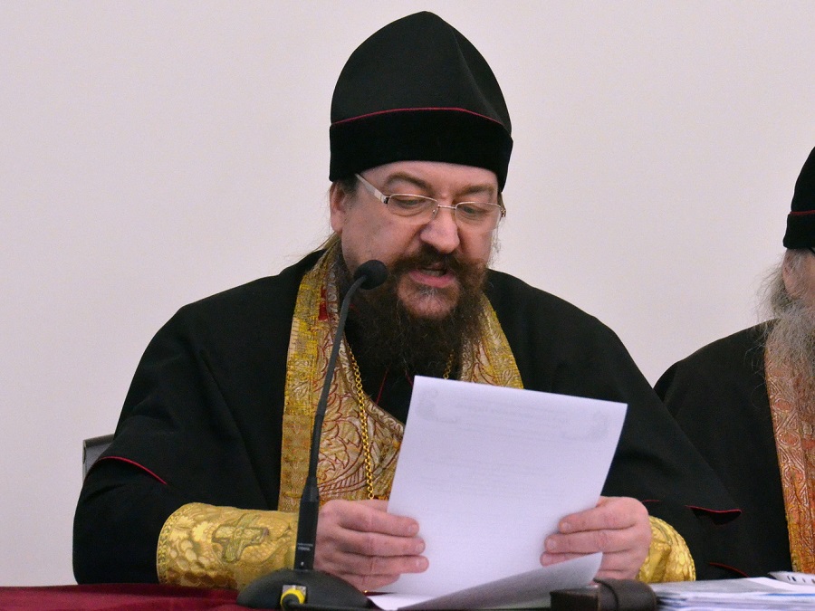 Епископ Киевский и всея Украины Никодим (Ковалев) зачитывает доклад
