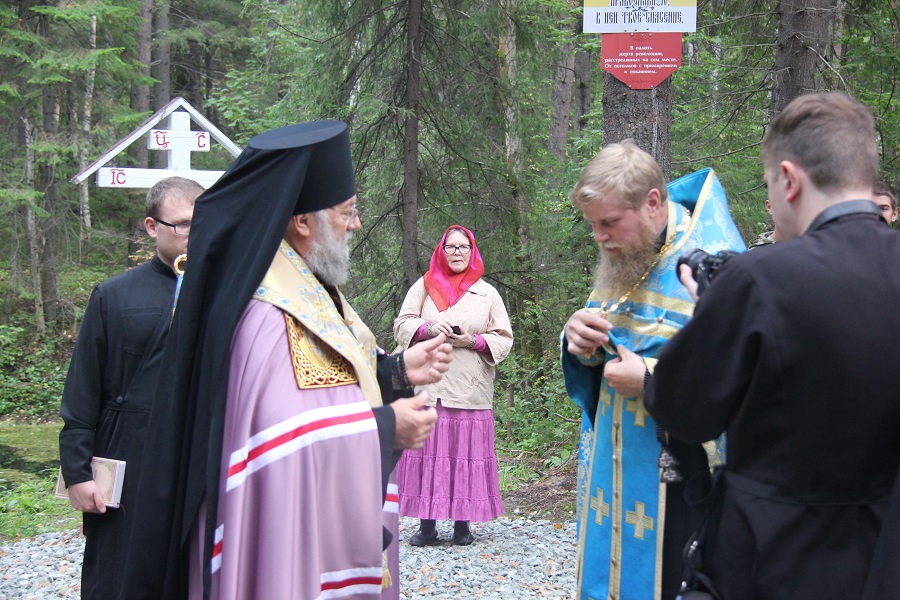 Единоверческий священник получает крест от епископа за благоустройство Кузовой ямы